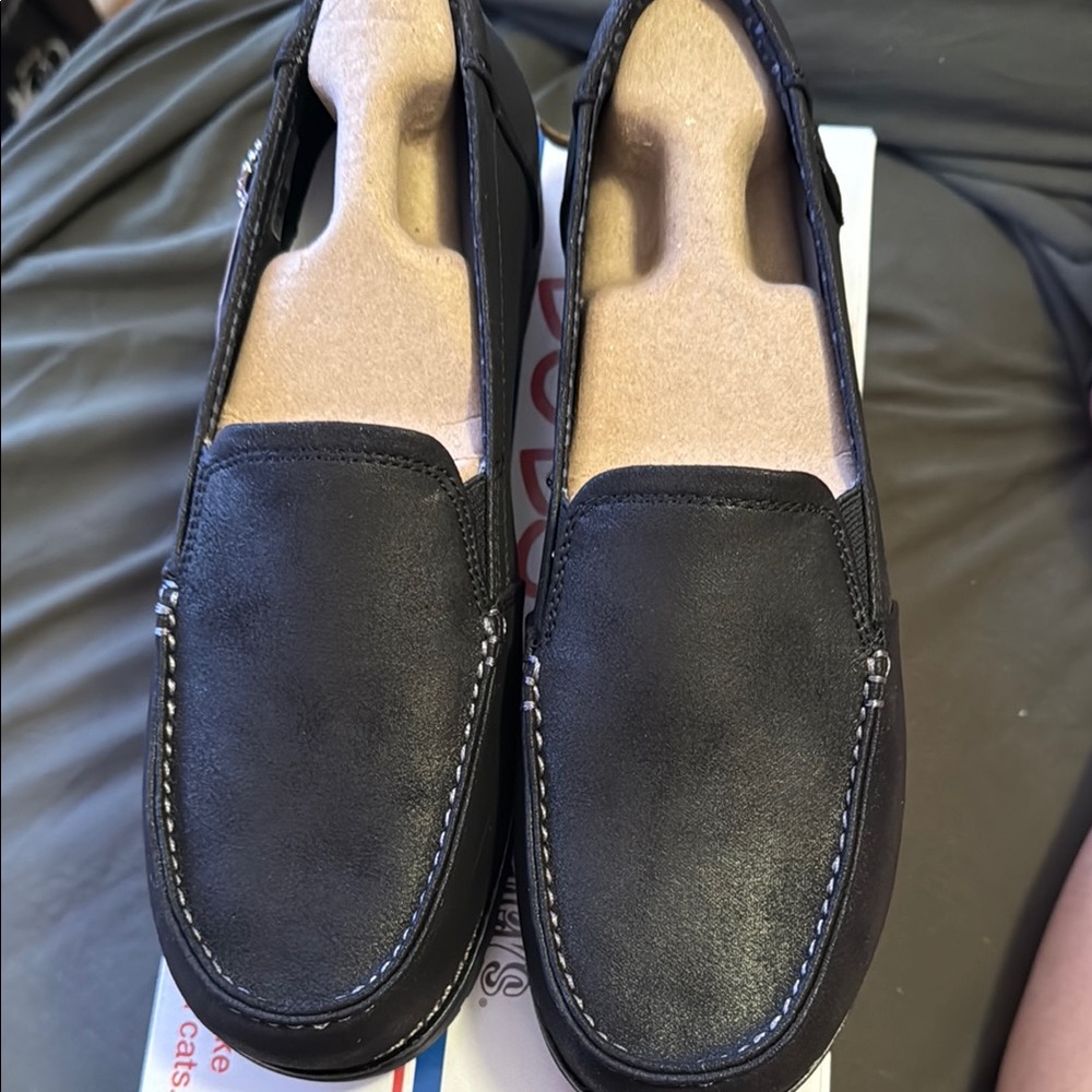 Skechers Black Leather Flats for Everyday Comfort
